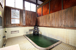 滝の湯の外観